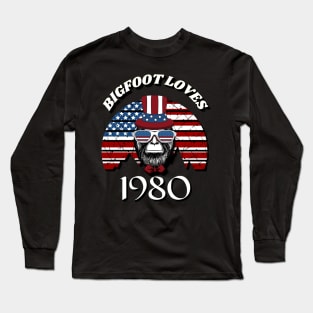 Bigfoot loves America and People born in 1980 Long Sleeve T-Shirt